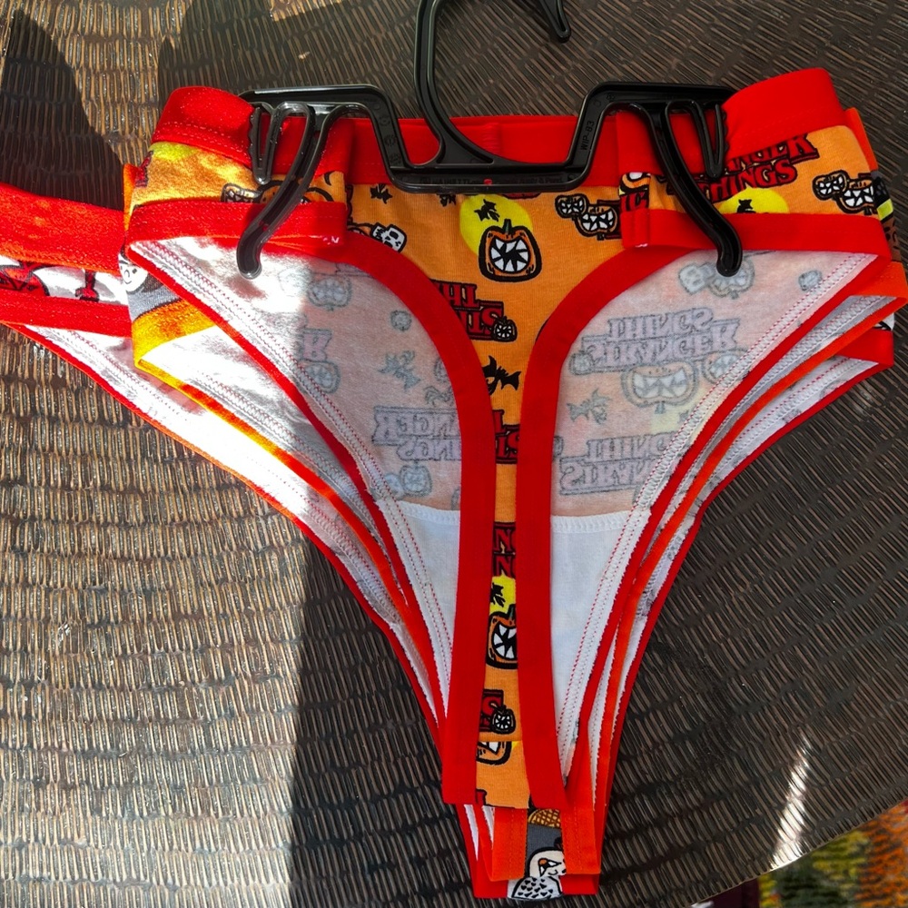 Stranger Things thongs - Picture 2 of 4